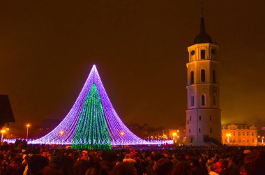 Vilnius, Litvanya - 01 Ocak 2017: eski şehirde, Vilnius Litvanya gece üzerinde 01 Ocak 2017 adlı cadde boyunca bilinmeyen insanlar