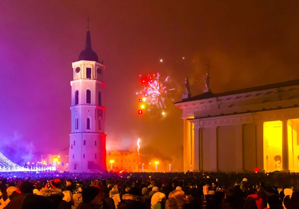 Vilnius, Litvanya - 01 Ocak 2017: Ana havai fişek Litvanya, yeni yıl, Vilnius, Litvanya üzerinde 01 Ocak 2017. En popüler ve ilginç bakış açısı Vilnius tarihsel disrict Gediminius Kulesi ile.