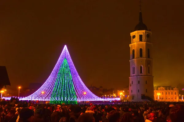 Vilnius, Litvanya - 01 Ocak 2017: eski şehirde, Vilnius Litvanya gece üzerinde 01 Ocak 2017 adlı cadde boyunca bilinmeyen insanlar