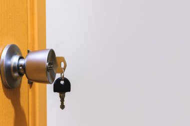 Anahtar deliği boşaltmak ile ahşap kapı anahtar. Gizlilik ve koruma kavramı