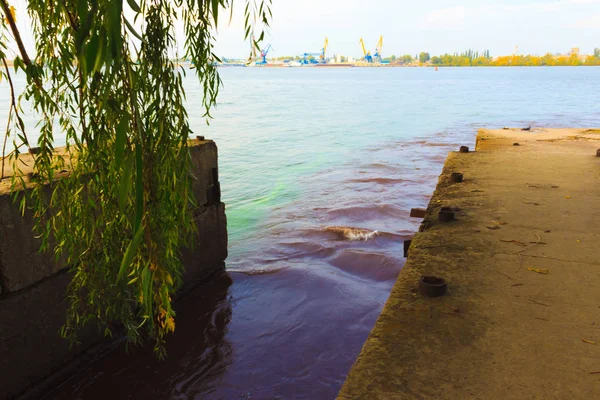 Het Rivierlandschap Van Grote Drainage Stalen Pijp Achtergrond Concept Van — Stockfoto