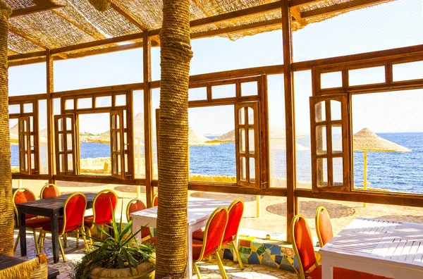 Sharm El Sheikh, Mısır - 24 Eylül 2017: Açık Restoran ve lüks hotel, Sharm el Sheikh, Mısır kumsalda — Stok fotoğraf