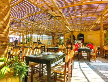 Sharm El Sheikh, Mısır - 25 Eylül 2017: Açık Restoran ve lüks hotel, Sharm el Sheikh, Mısır kumsalda