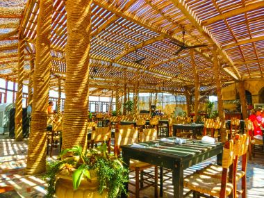 Sharm El Sheikh, Mısır - 25 Eylül 2017: Açık Restoran ve lüks hotel, Sharm el Sheikh, Mısır kumsalda