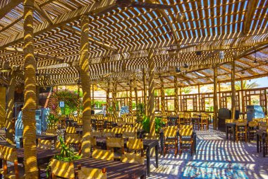 Sharm El Sheikh, Mısır - 24 Eylül 2017: Açık Restoran ve lüks hotel, Sharm el Sheikh, Mısır kumsalda