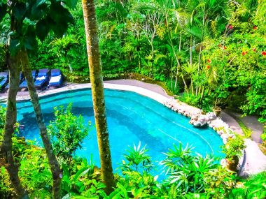 Bali, Endonezya - 12 Nisan 2012: 12 Nisan 2012: Endonezya 'da Hotel Tjampuhan ve Spa' da yüzme havuzu manzarası