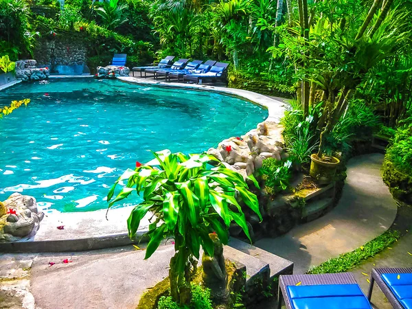 Bali, Endonezya - 13 Nisan 2012: Yüzme havuzu Hotel Tjampuhan Spa, Bali, Endonezya, görünümünü üzerinde 13 Nisan 2012