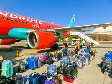 Sharm El Sheikh, Mısır - 28 Eylül 2017: yolcu uçak arka girişinde yürüyüş