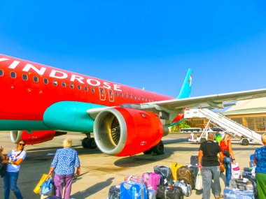 Sharm El Sheikh, Mısır - 28 Eylül 2017: yolcu uçak arka girişinde yürüyüş