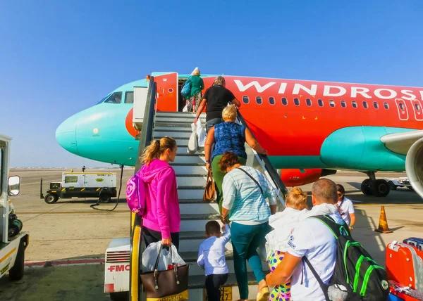 Sharm El Sheikh, Mısır - 28 Eylül 2017: yolcu uçak arka girişinde yürüyüş