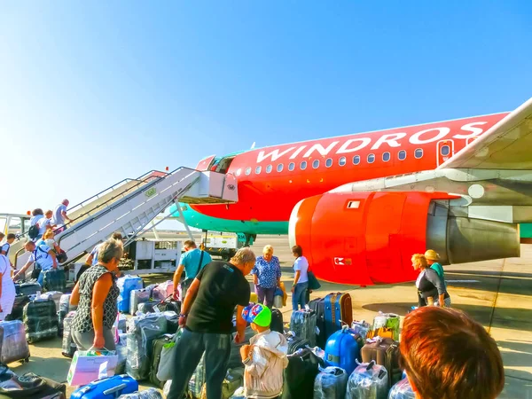 Sharm El Sheikh, Mısır - 28 Eylül 2017: yolcu uçak arka girişinde yürüyüş