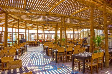 Sharm El Sheikh, Mısır - 24 Eylül 2017: Açık Restoran ve lüks hotel, Sharm el Sheikh, Mısır kumsalda