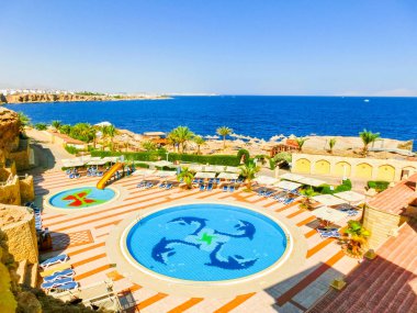 Sharm El Sheikh, Mısır - 25 Eylül 2017: Lüks görünümünü gün mavi gökyüzü ile otel Dreams Beach Resort Sharm 5 yıldız