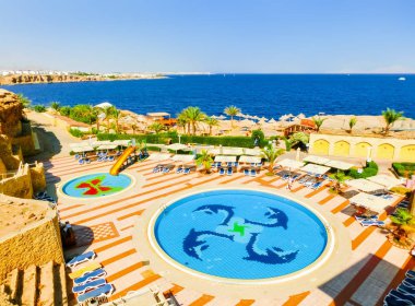 Sharm El Sheikh, Mısır - 25 Eylül 2017: Lüks görünümünü gün mavi gökyüzü ile otel Dreams Beach Resort Sharm 5 yıldız
