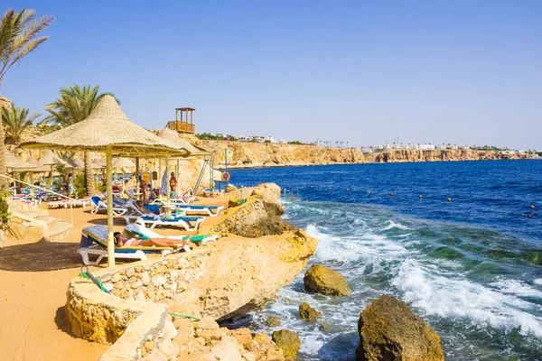 Sharm El Sheikh, Egito - 24 de setembro de 2017: A vista do hotel de luxo Dreams Beach Resort Sharm 5 estrelas ao dia com céu azul — Fotografia de Stock