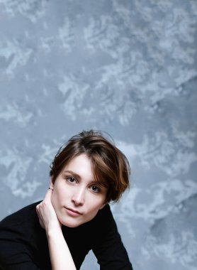 hüzünlü gözleri olan bir kız portresi