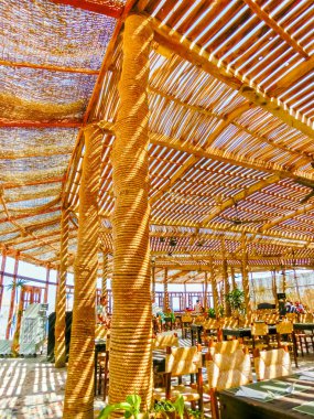 Sharm El Sheikh, Mısır - 25 Eylül 2017: Açık Restoran ve lüks hotel, Sharm el Sheikh, Mısır kumsalda