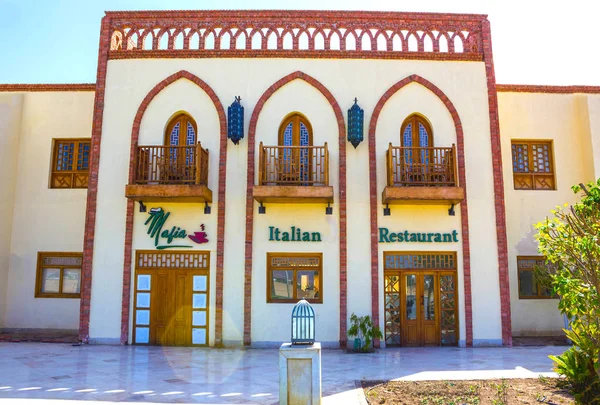 Sharm El Sheikh, Egipto - 27 de septiembre de 2017: Una de las calles comerciales, las hermosas características arquitectónicas de los edificios egipcios . —  Fotos de Stock