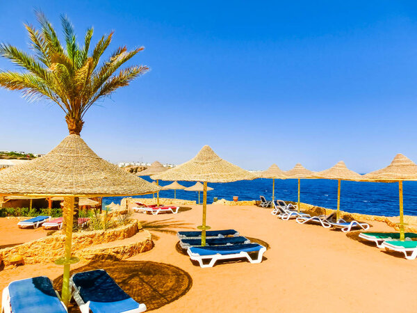 Вид отеля в Египте днем с голубым небом
