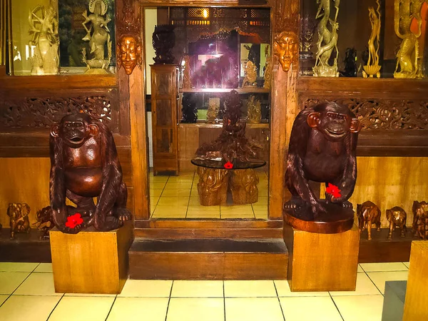Ubud, Indonesia - 12 de abril de 2012: Estatuas de animales de madera tallada en la tienda — Foto de Stock