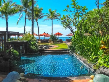 Bali, Endonezya - 14 Nisan 2012: St. Regis Resort yüzme havuzunun görünümünü