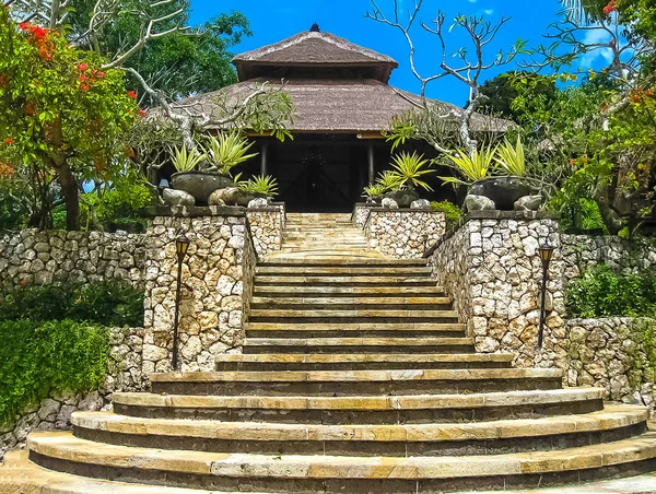 Bali, Indonesië - 14 April 2014: Uitzicht op de hoofdingang vier seizoenen Resort aan de Jimbaran Bay — Stockfoto