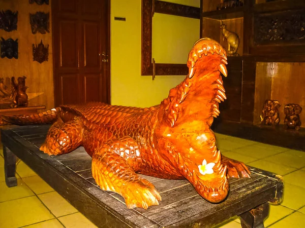 Ουμπούντ, Ινδονησία - 12 Απριλίου 2012: Σκαλιστά ξύλινα αγάλματα των ζώων στο κατάστημα — Φωτογραφία Αρχείου