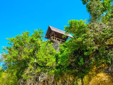 Padang Padang Sahili, Bali - beyaz kum ve mavi gökyüzü