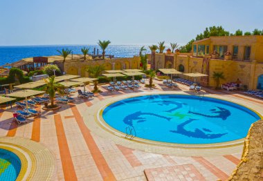 Sharm El Sheikh, Mısır - 24 Eylül 2017: Lüks görünümünü gün mavi gökyüzü ile otel Dreams Beach Resort Sharm 5 yıldız