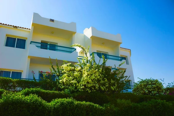 Façade de l'hôtel avec balcons et fenêtres Sharm El Sheikh, Egypte — Photo