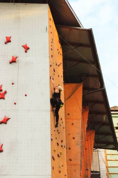 Kijów, Ukraina - 8 października 2017: Aktywna młoda kobieta na skalnej ściany w centrum sportu — Zdjęcie stockowe