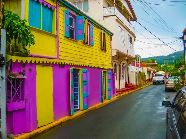Landschap van de straat van de stad Road Town in Tortola in de Caribische zee — Stockfoto