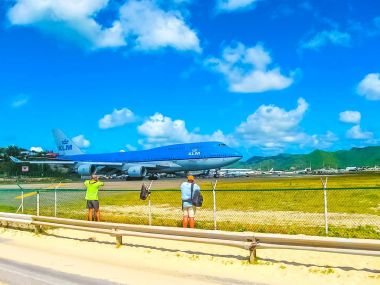 Philipsburg, Sint Maarten, Hollanda - 10 Şubat 2013 Krallık: fotoğraf Beach Maho Bay yapma insanlar dünyanın önde gelen planespotting yerlerinden biri olduğunu.