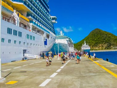 Philipsburg, Sint Maarten - 10 Şubat 2013: Turist St. Maarten 10 Şubat 2013 tarihinde Hollanda tarafındaki Dr Wathey iskelede. Bu şehre gitmek isteyen Philipsburg için ihale