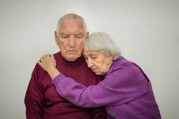 Triste couple âgé sur fond gris — Photo