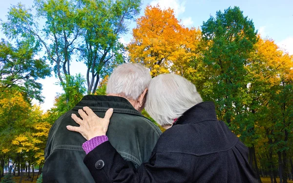 Amare coppia matura in una passeggiata nel parco in autunno — Foto Stock