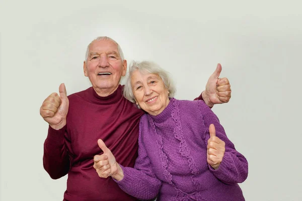 Äldre par visar ok tummen upp isolerade på vit bakgrund — Stockfoto