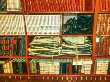 Odessa, Ukrayna - Jily 09, 2017: Eski haham Kutsal kitaplarda sinagog Beit Habad ile ahşap kitap rafı arasında Tevrat öğrenir