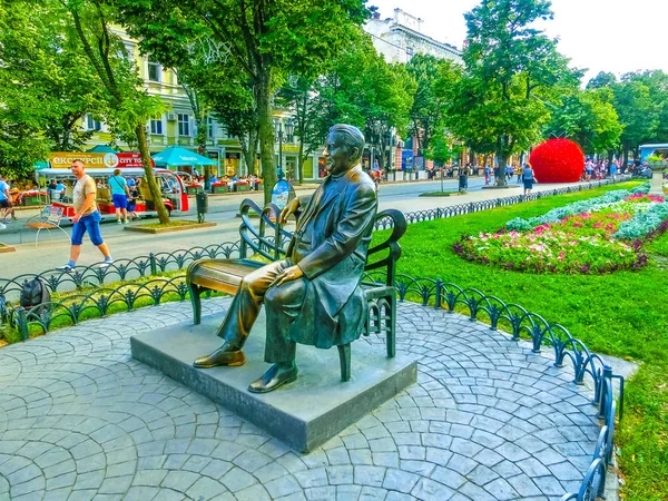 Odessa, Oekraïne - Jily 09, 2017: Monument voor Leonid Utyosov in de stad tuin van Odessa. — Stockfoto