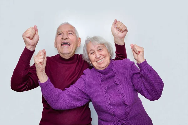 Le couple âgé heureux sur fond gris — Photo