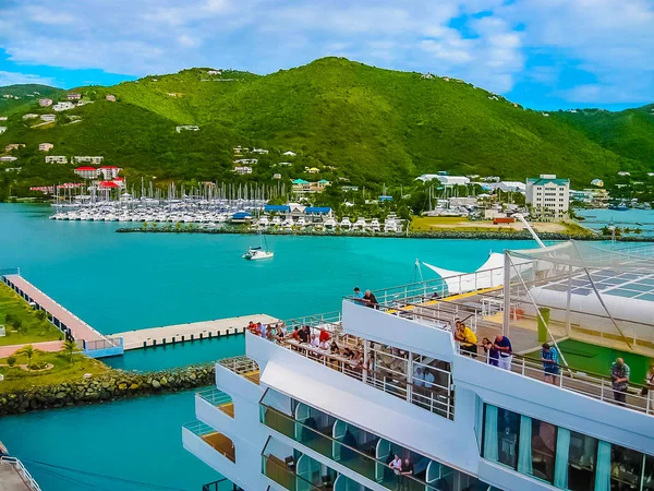 Road Town, Tortola, Ilhas Virgens Britânicas - 06 de fevereiro de 2013: Cruzeiro Mein Schiff 1 atracado no porto — Fotografia de Stock