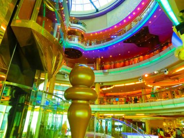 Venedik, İtalya - Haziran 06, 2015: Royal Caribbean International tarafından İtalya 'nın Venedik limanında gerçekleştirilen 