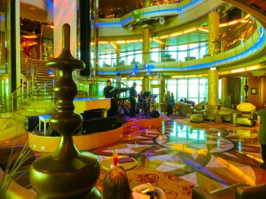 Venedik, İtalya - Haziran 06, 2015: Royal Caribbean International tarafından İtalya 'nın Venedik limanında gerçekleştirilen 