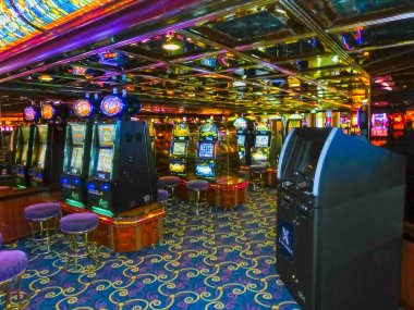 Venice, İtalya - 06 Haziran 2015: Cruise gemisi üzerinde 06 Haziran 2015 bağlantı noktası Venedik, İtalya, Royal Caribbean International tarafından denizlerin ihtişam. Casino geminin içine iç