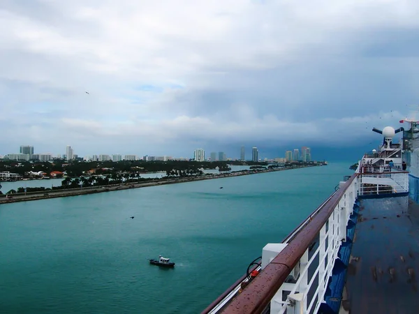 Miami, EUA - 5 de janeiro de 2014: Carnaval Glory Cruise Ship — Fotografia de Stock