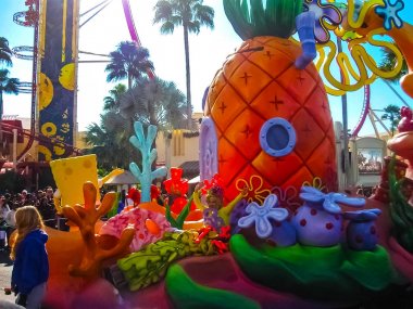 Orlando, Amerika Birleşik Devletleri - 03 Ocak 2014: Parkta karnavalında insanlar. Universal Studios Orlandos ünlü tema parkları biridir. Universal Orlando, Florida