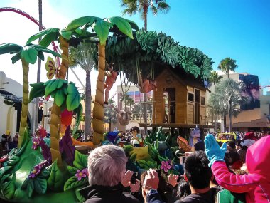 Orlando, Amerika Birleşik Devletleri - 03 Ocak 2014: Parkta karnavalında insanlar. Universal Studios Orlandos ünlü tema parkları biridir. Universal Orlando, Florida