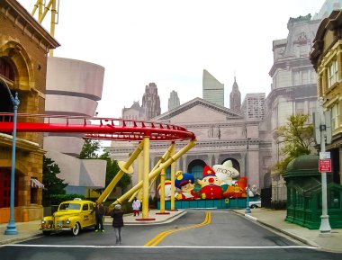 Orlando, Amerika Birleşik Devletleri - 03 Ocak 2014: Roller coaster ve parkta oyun pavyonlar. Universal Studios Orlandos ünlü tema parkları biridir. Universal Orlando, Florida