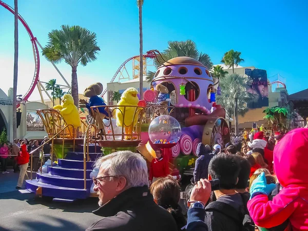 Orlando, Verenigde Staten -, 03 januari 2014: De mensen van carnaval in het park. Universal Studios is een van de beroemde pretparken Orlandos. Universal in Orlando, Florida — Stockfoto