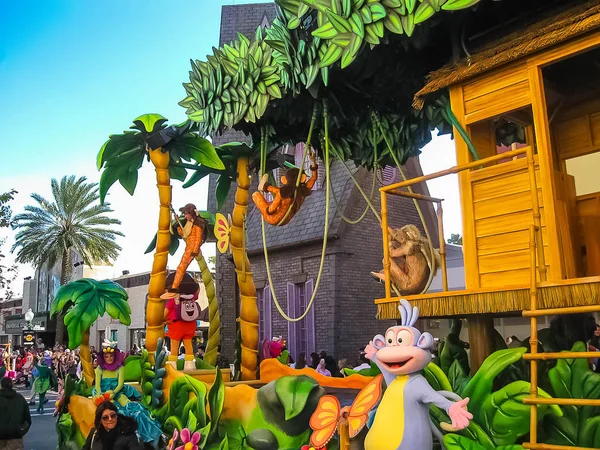 Orlando, Verenigde Staten -, 03 januari 2014: De mensen van carnaval in het park. Universal Studios is een van de beroemde pretparken Orlandos. Universal in Orlando, Florida — Stockfoto